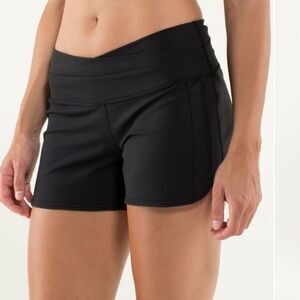 Lululemon Women’s Size 2‎ Crossover Waist Astro Shorts Black Athletic Sporty Gym